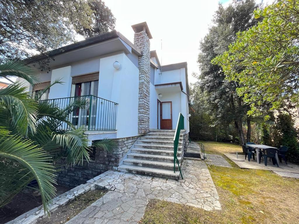 Pineta Apartament ตีร์เรเนีย ภายนอก รูปภาพ